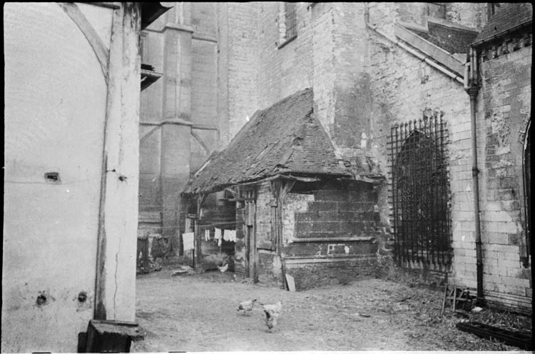 Appentis accolé à la façade ; linge