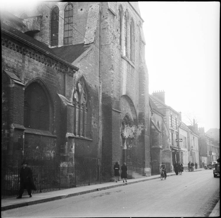 Façade latérale sur la rue et entrée principale