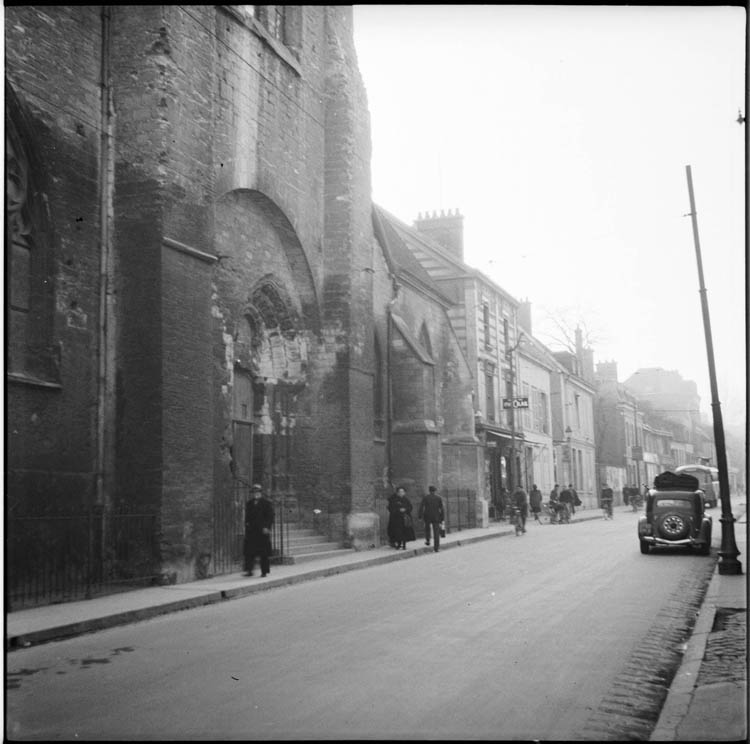 Façade latérale sur la rue et entrée principale