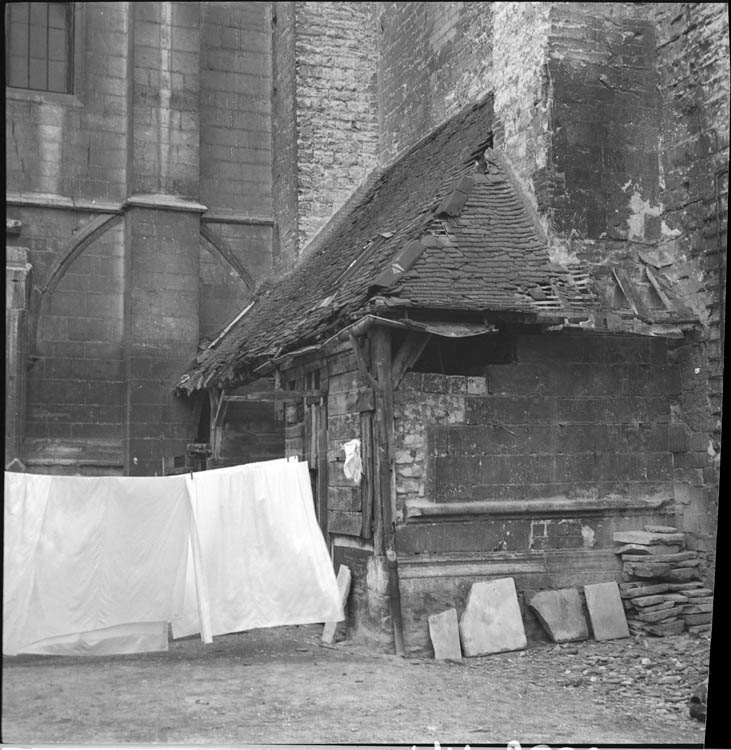 Appentis accolé à la façade ; linge