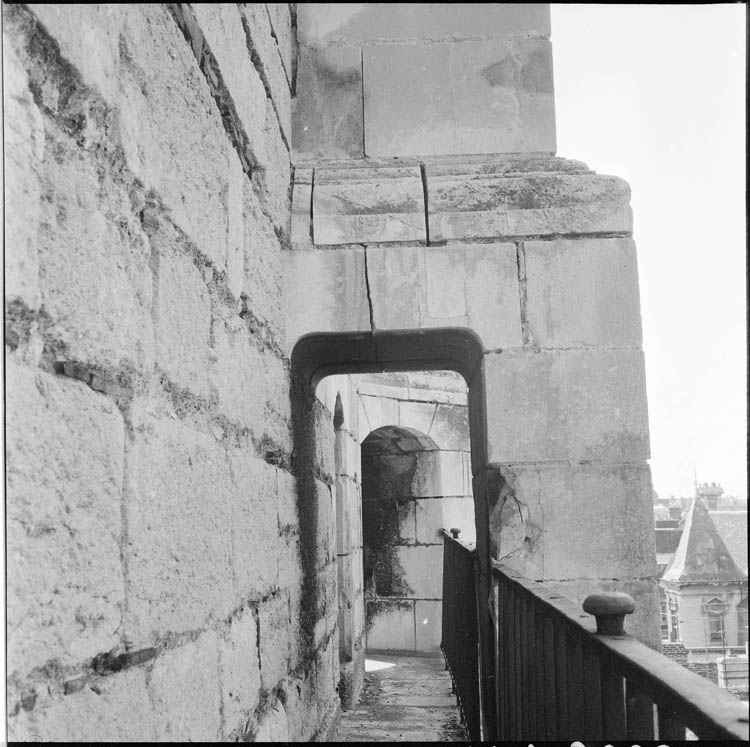 Partie supérieure de la façade, passage sous un arc-boutant