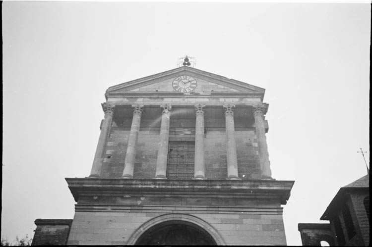 Colonnade de la partie haute de la façade