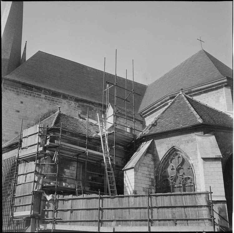 Echafaudage sur la façade d’une chapelle