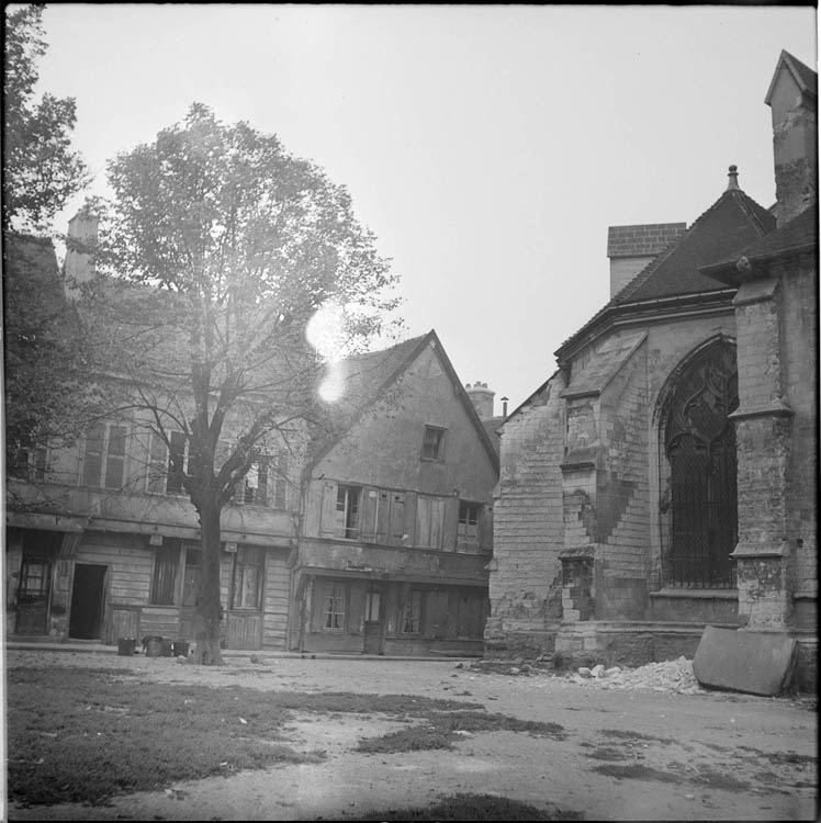 Vue partielle de la façade et maisons environnantes