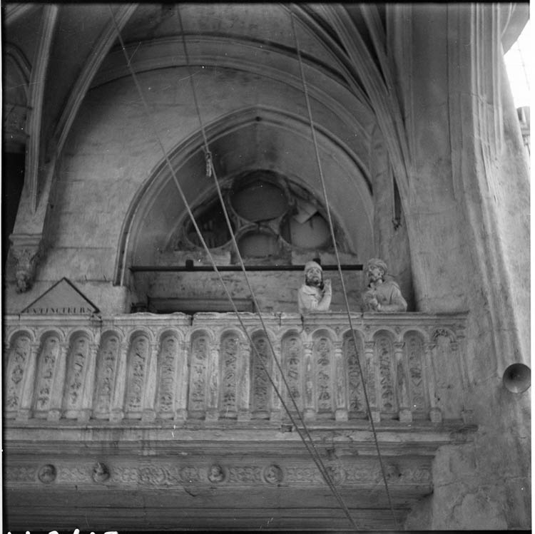 Parties hautes, deux statues accoudées à une balustrade de pierre