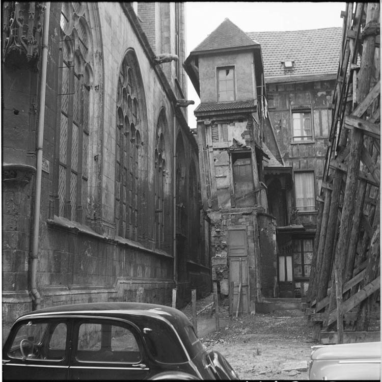 Façade latérale ; traces de démolitions sur le côté de la maison en vis à vis