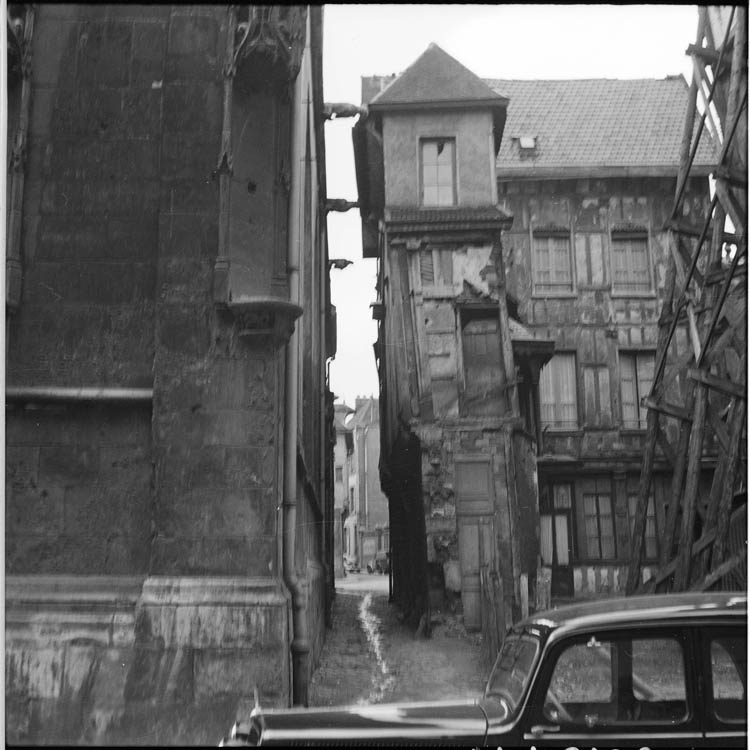 Passage longeant la façade latérale ; traces de démolitions sur le côté de la maison en vis à vis