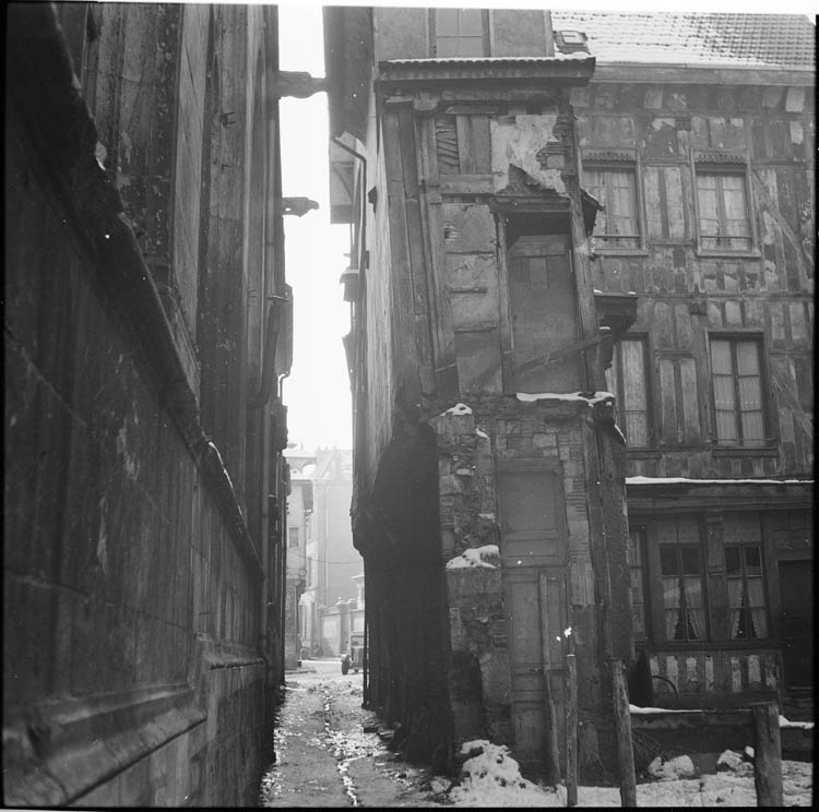 Passage longeant la façade latérale ; traces de démolitions sur le côté de la maison en vis à vis