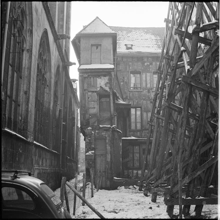 Maisons bordant le passage le long de la façade latérale : traces de démolitions et façade étayée