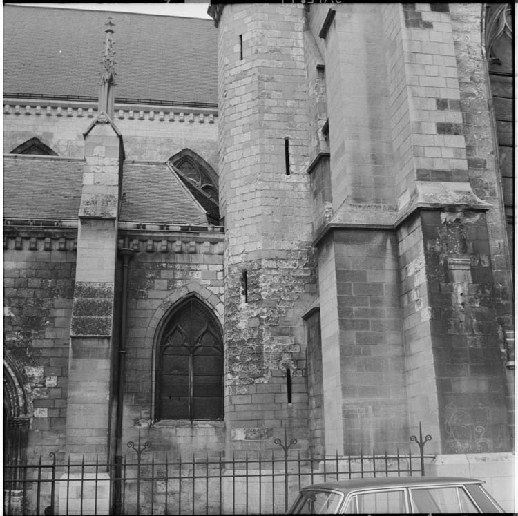 Façade latérale : tour d'escalier