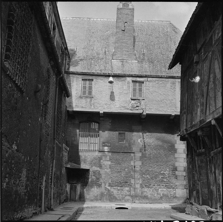 Façades en encorbellement sur la rue de la Crosse