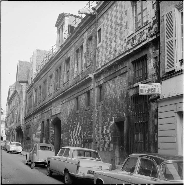 Façade sur rue ; enseigne « Assurances Rhin et Moselle »