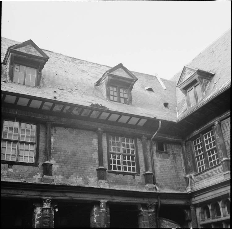 Angle des façades sur la cour, partie haute