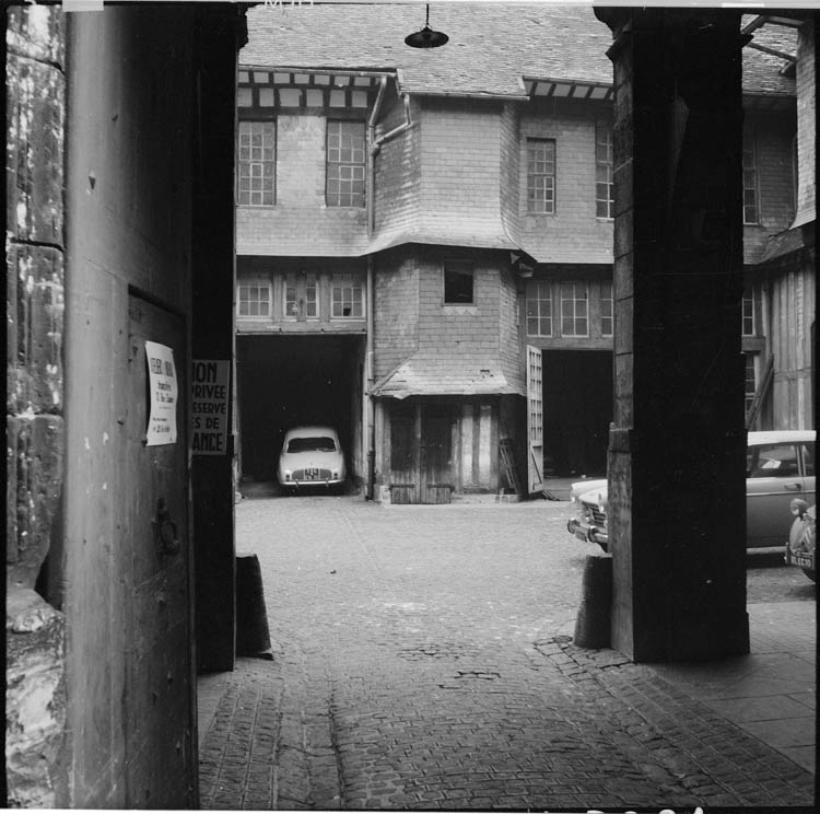 Cour intérieure, vue partielle de la façade