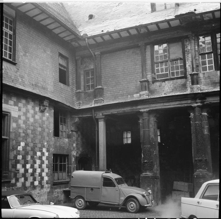 Angle des façades sur la cour ; automobiles