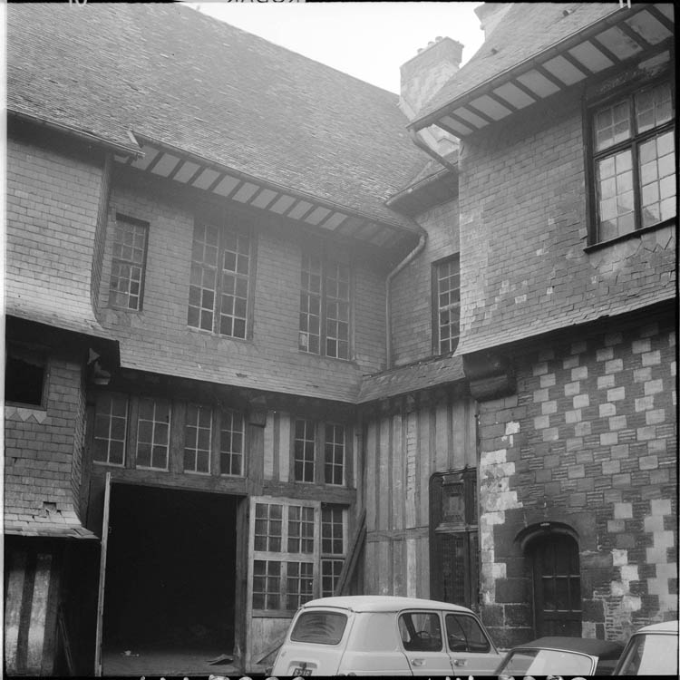 Angle des façades sur la cour ; automobiles