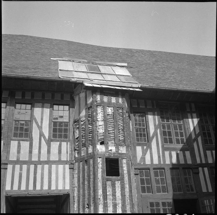 Façade à pans de bois ; tour d’escalier