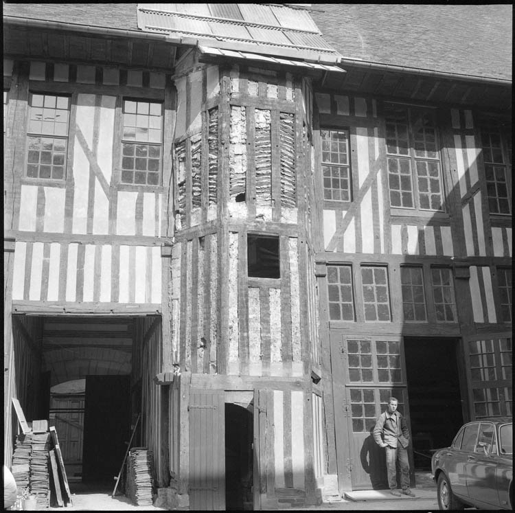 Façade à pans de bois ; tour d’escalier