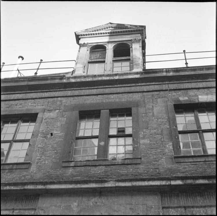 Façade sur rue, partie haute ; fenêtre mansardée