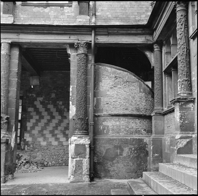 Façades sur la cour, détail des colonnes