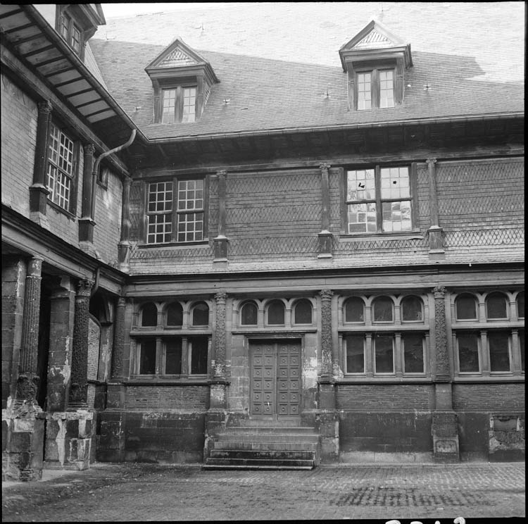 Porte d’entrée et façade sur la cour