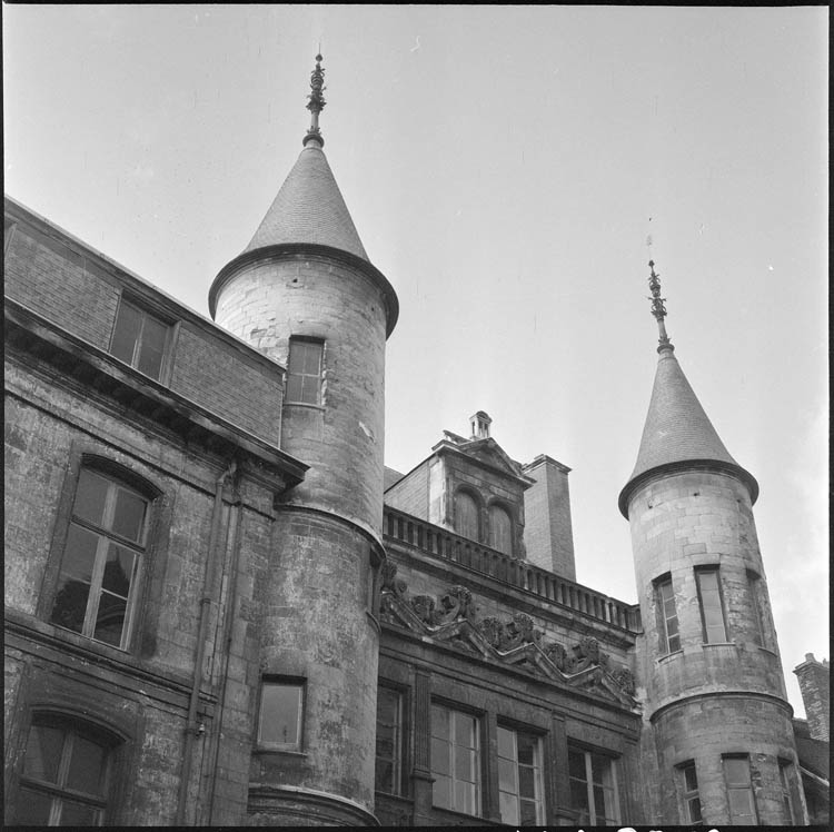 Façade avec tourelles