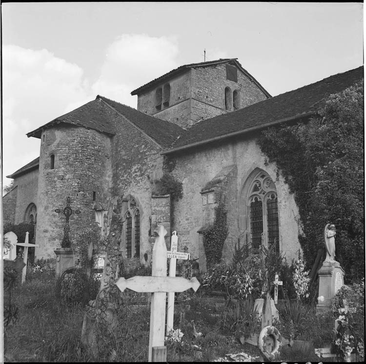 Façade latérale et cimetière