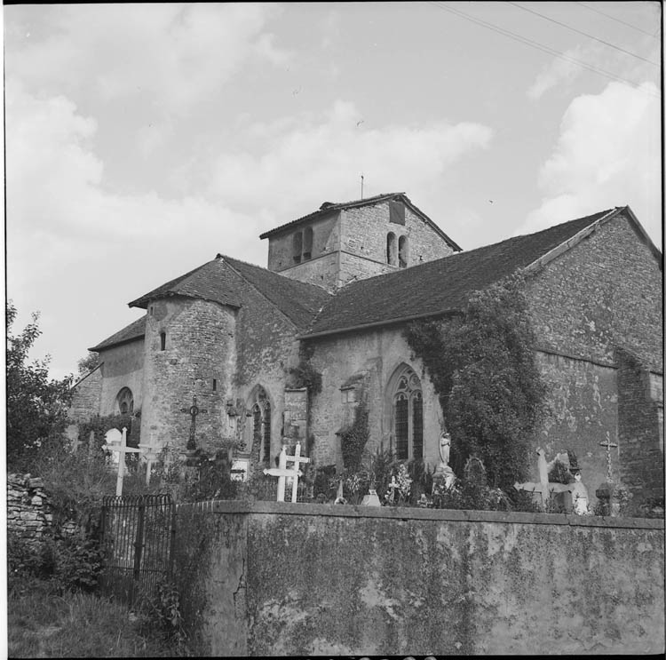 Façade latérale et cimetière