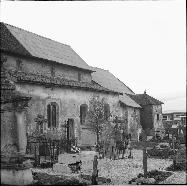 Façade latérale ouvrant sur le cimetière