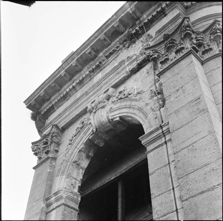 Façade ouest, détail de la partie supérieure : restauration de la baie