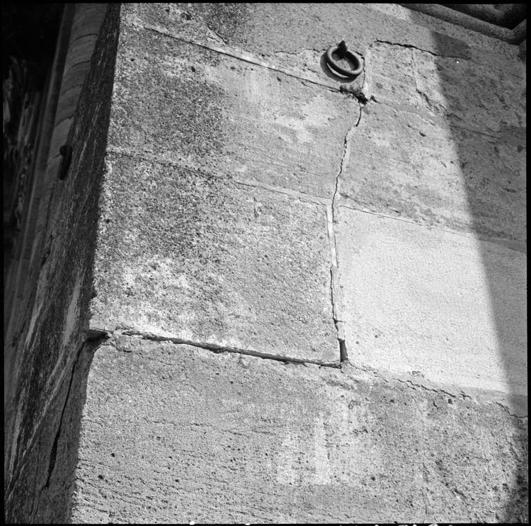 Portail ouest : angle du mur, détail