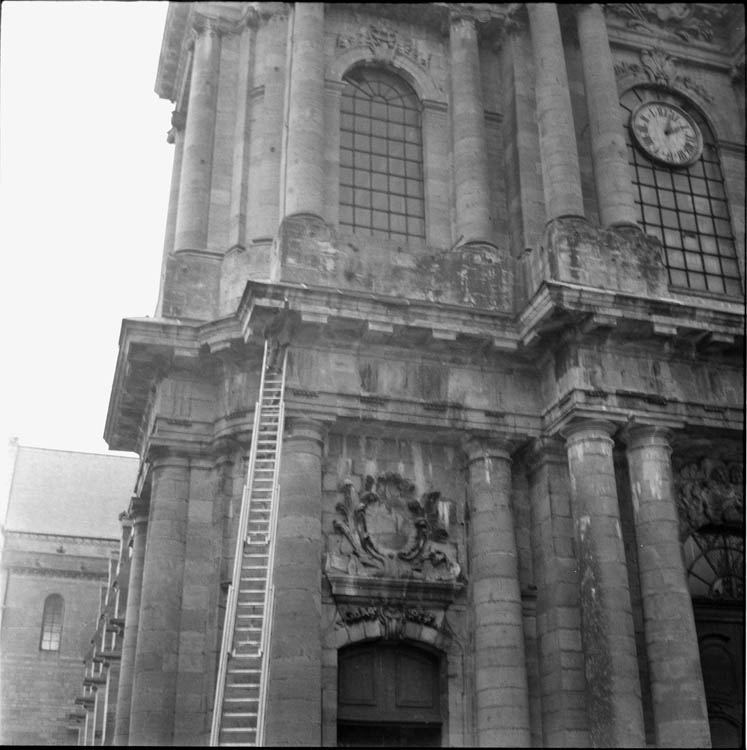 Angle de la façade ; échelle