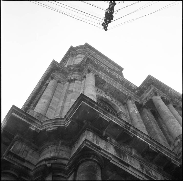 Façade : larmier en contre-plongée