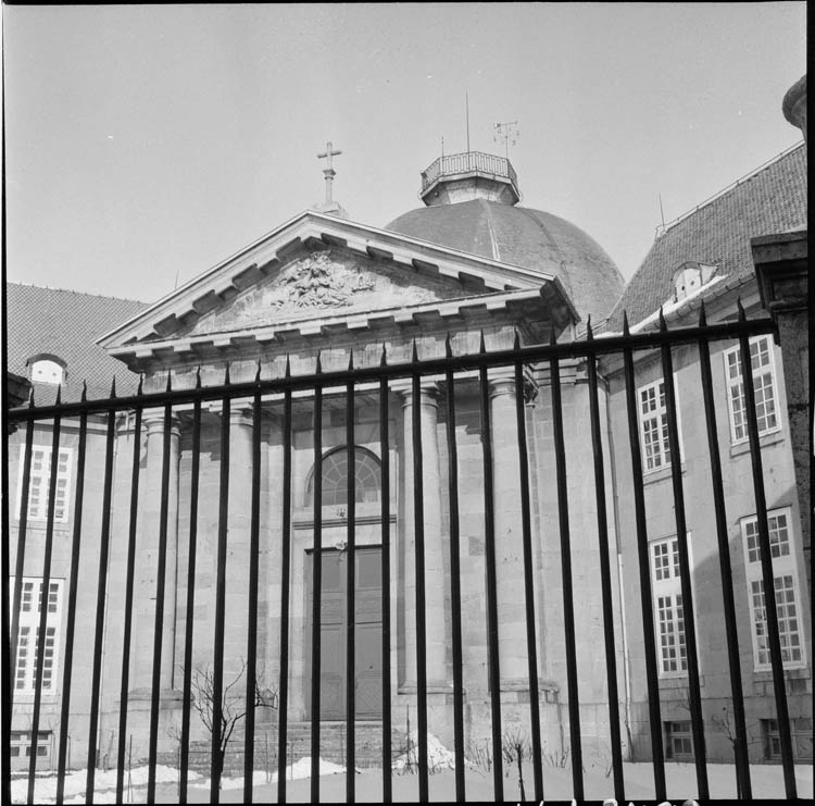 Façade principale vue à travers la grille