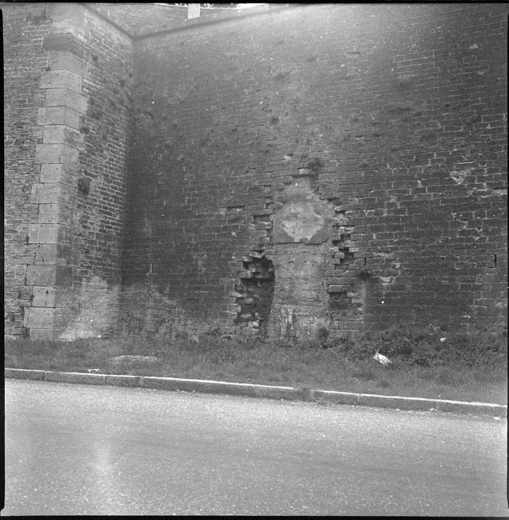 Brèche A ; pan de mur, parement dégradé