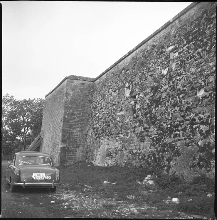 Brèche B ; pan de mur