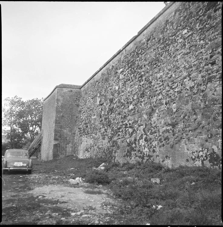 Brèche B ; pan de mur