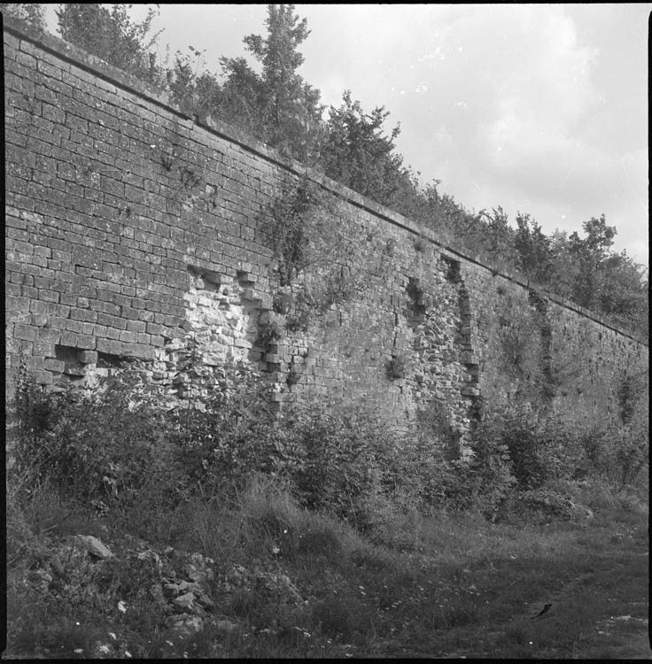 Brèche D ; pan de mur, parement dégradé