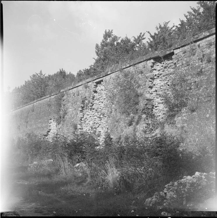 Brèche D ; pan de mur, parement dégradé