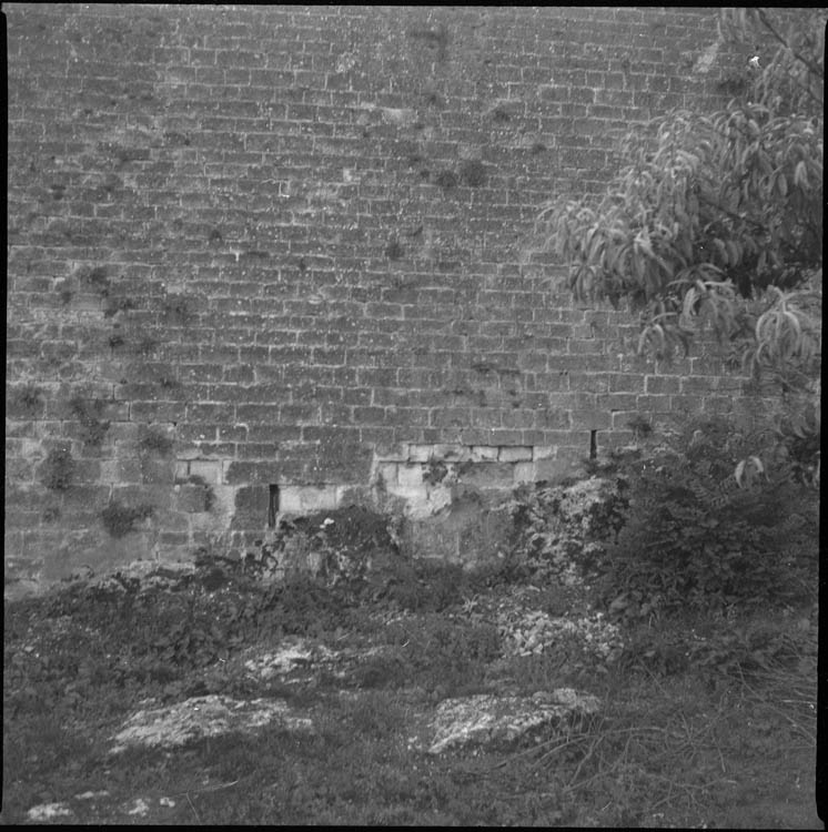 Brèche J ; base d’un mur, parement dégradé