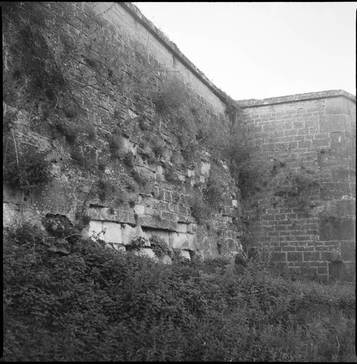 Brèche J ; pan de mur, parement dégradé