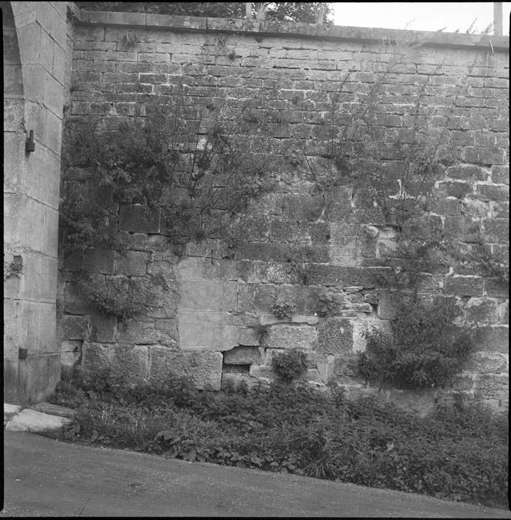 Brèche J ; pan de mur, parement dégradé