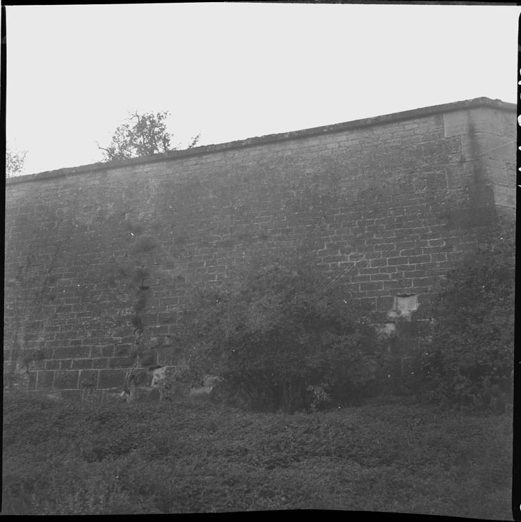 Brèche K ; pan de mur, parement dégradé