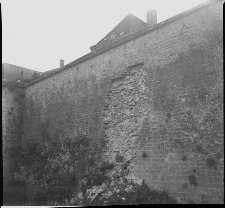 Brèche K ; pan de mur, parement dégradé