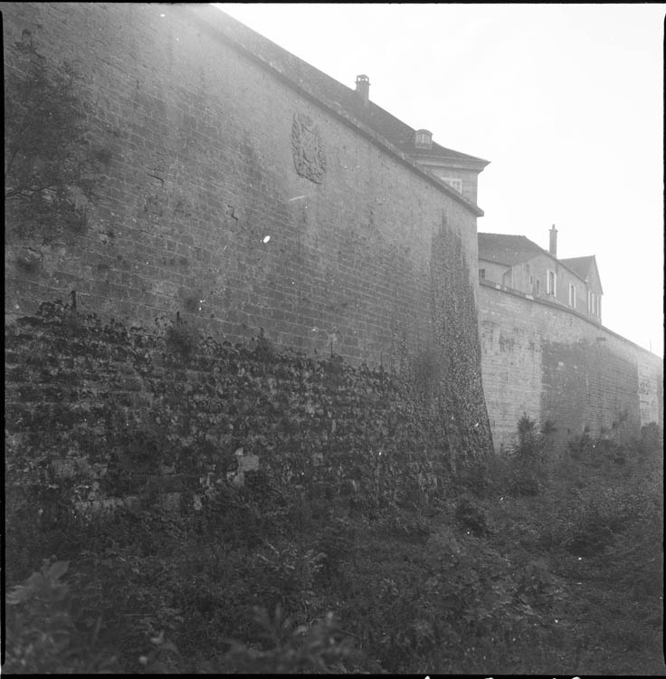 Brèche L ; pan de mur