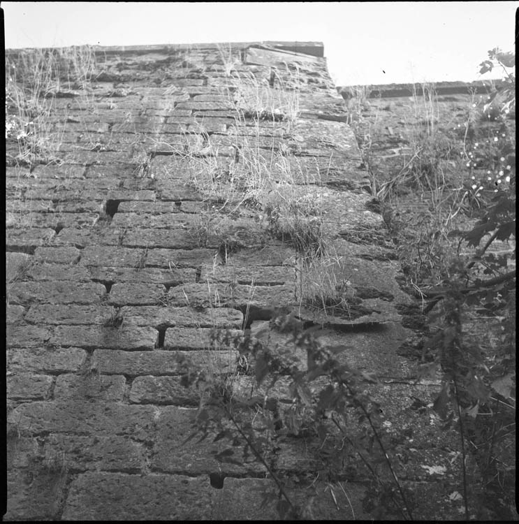 Brèche N ; détail d’un pan de mur en contre-plongée