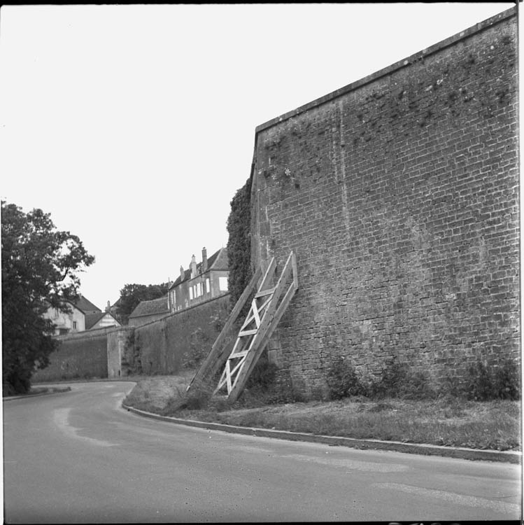 Etai contre un pan de mur