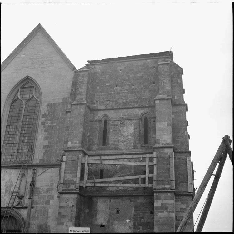 Vue partielle de la façade ouest avant restitution de la flèche ; étai