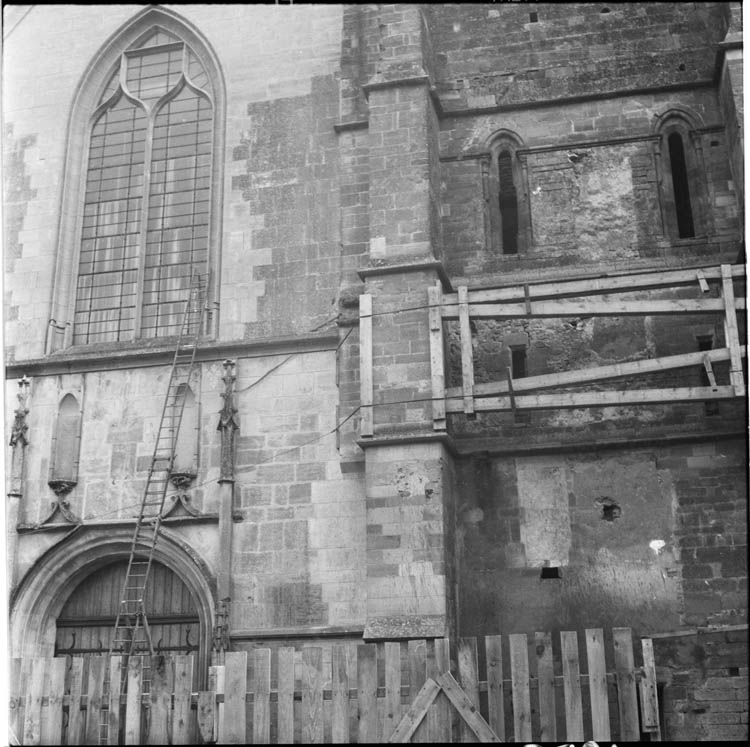 Façade ouest en travaux ; palissade de chantier et étais