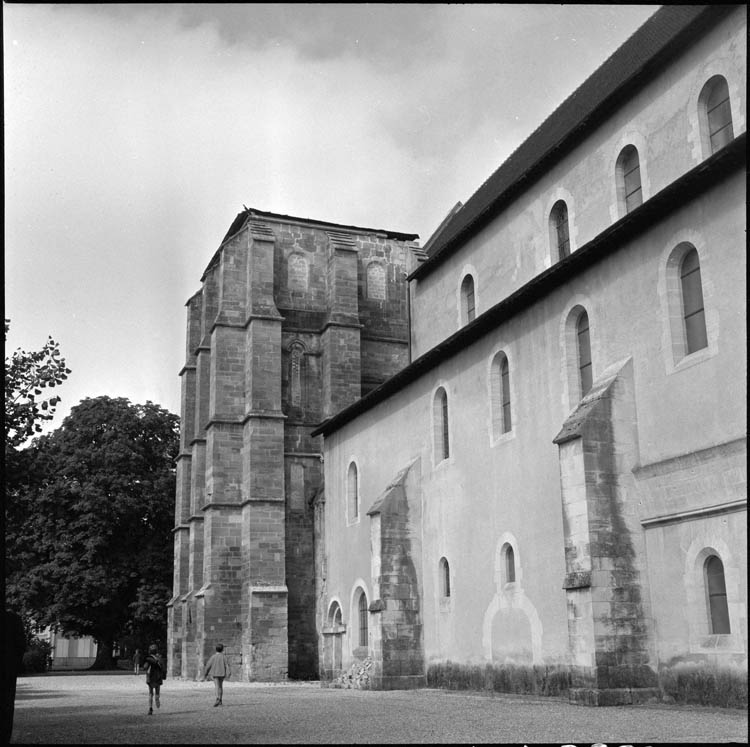 Façade latérale et clocher avant restitution de la flèche